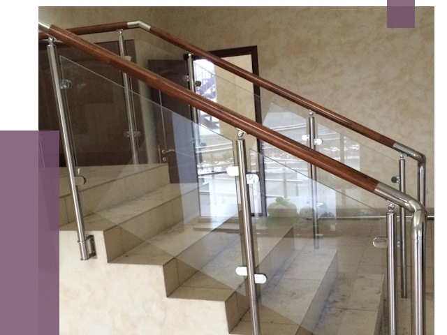 Комбинированные перила из металла и дерева в Махачкале