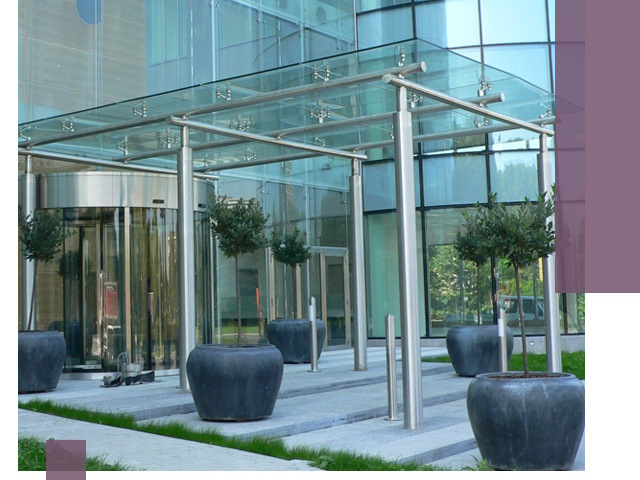 Навесы из стекла на заказ в Махачкале — монтаж и установка