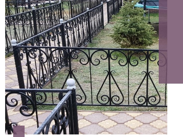 Кованые газонные ограждения под ключ в Махачкале
